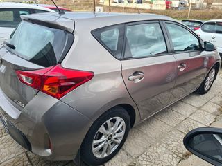 Toyota Auris 2013-thumb-2