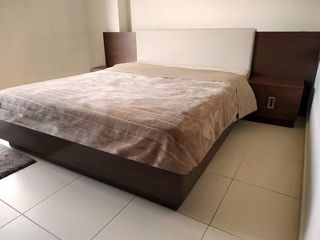 Κρεβατοκάμαρα : ξύλινό κρεβάτι με δύο κομοδίνα εξαιρετικής κατάστασης