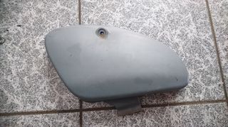 ΚΑΠΑΚΙ ΜΠΑΤΑΡΙΑΣ ΔΕΞΙΟ HONDA C50 ΓΝΗΣΙΟ 