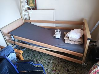 Κρεβάτι νοσοκομειακό Trento ηλεκτρικό, σπαστό, με αερόστρωμα και αναπηρικό αμαξίδιο