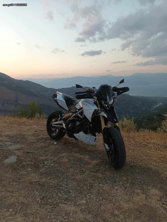 Aprilia Dorsoduro 2011