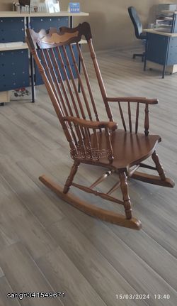 Καρέκλα κουνιστή από ξυλο