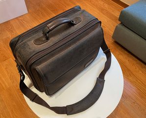 Δερμάτινη ρετρό  επαγγελματική τσάντα Targus για laptop και τεχνολογικό εξοπλισμό