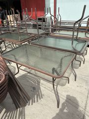 Τραπέζι μεταλλικό με γυάλινη επιφάνεια (Α2614)