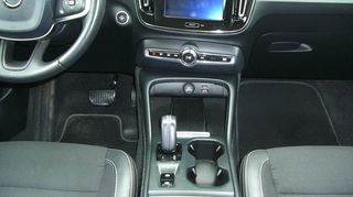 Volvo XC40 2019 D4 Momentum AWD-thumb-8