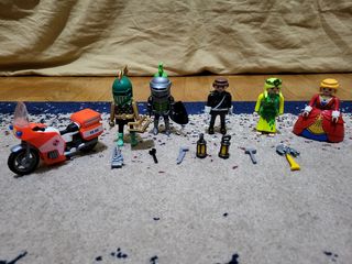5 φιγούρες Playmobil + μηχανή (μοτοσικλέτα) + διάφορα αξεσουάρ INCOMPLETE