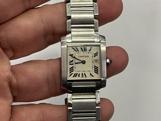 Πωλείται γυναικείο ρολόι Cartier με το κουτί και τα χαρτιά αγοράς του.