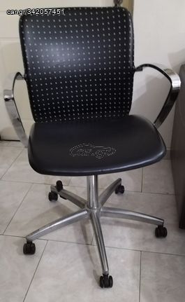 Πωλείται Δερμάτινη καρέκλα κομμωτηρίου με ίνοξ μπράτσα, έχει βάση μεταλλική ίνοξ με ροδάκια 
