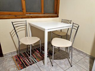 Τραπέζι κουζίνας με καρέκλες