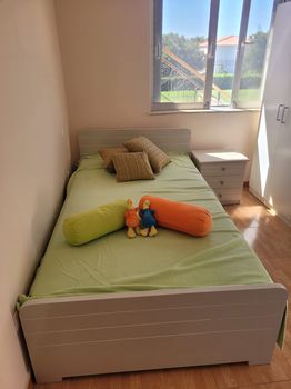 Κρεβατοκαμαρα γκρι προσφορά! Κρεβάτι ημιδιπλο (επεκτεινομενο διπλο) με κομοδίνο & τα στρώματα τους.