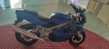 Μινιατούρα Triumph Daytona 955i σε κλίμακα 1/12