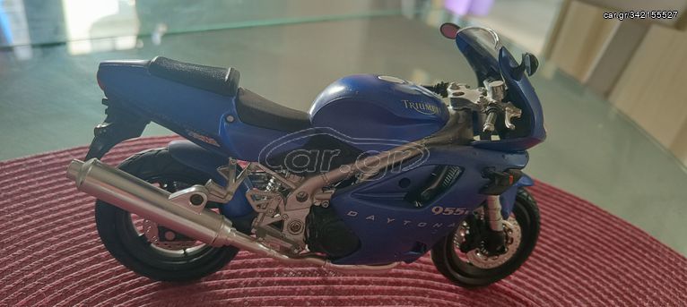 Μινιατούρα Triumph Daytona 955i σε κλίμακα 1/12