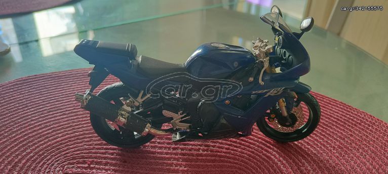 Μινιατούρα Yamaha YZF R1 2003 σέ κλίμακα 1/12