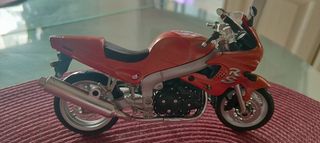 Μινιατούρα Triumph RS 955i σε κλίμακα 1/12