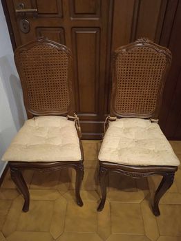Δύο καρεκλες σκαλιστες απο ξυλο καρυδιας με μαξιλαρια.