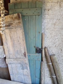 Ξύλινη πόρτα με κλειδαρια παλιά 