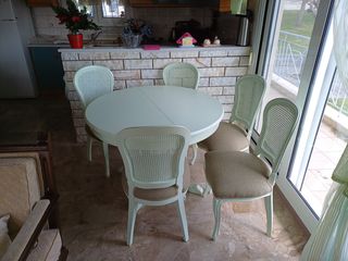 Ανοιγόμενο τραπέζι τραπεζαρίας με οκτώ καρέκλες