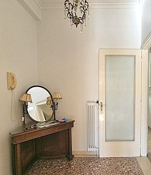 Γυναικεία τουαλέτα (μπουντουάρ), γωνιακό έπιπλο με οβάλ καθρέπτη με δυο αμπαζούρ