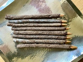 10 Μολύβια ‘Κορμοί Δέντρου’ από Φυσικό Ξύλο - 10 Natural Wood Tree Bark Pencils Hand Sharpened