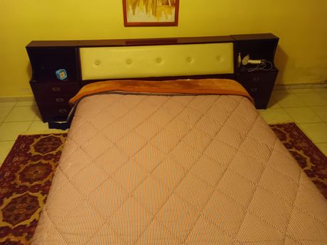 Κρεβατοκάμαρα με αποθηκευτικό χώρο για κουβέρτες, παπλώματα κλπ μαζί και τα δυο κομοδίνα της