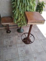 Σιδερένια σκαμπό με ξύλινη σέλα εξωτερικού χώρου