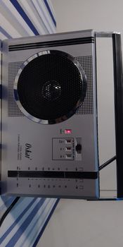 Φοριτο ραδιόφωνο FM AM  Oskar 6W μεγάλο ηχείο με  ρεύμα AC 220v και μπαταρίες ΑΑ και 9v σε άριστη κατασταση λειτουργικό 