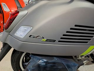 Vespa GTS Super Tech 300 2023-thumb-3