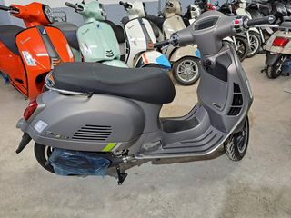 Vespa GTS Super Tech 300 2023-thumb-2