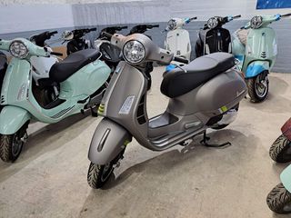 Vespa GTS Super Tech 300 2023-thumb-1