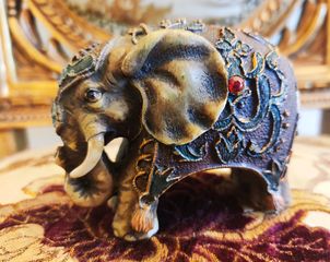 Παλαιός χειροποίητος διακοσμητικός ελέφαντας, πιθανότατα κατασκευασμένος από κάποιο είδος κέρατου