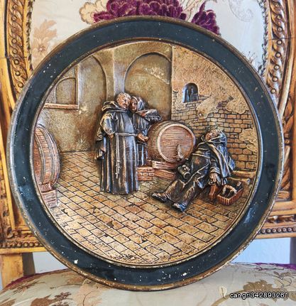 Παλαιό πιάτο τοίχου με θέμα κελάρι με βαρέλια κρασιού και Αβά (πιθανότατα γερμανικό)