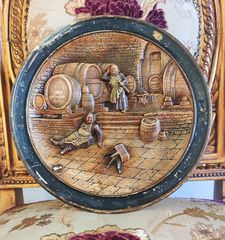 Παλαιό πιάτο τοίχου με θέμα κελάρι με βαρέλια κρασιού και οινοποιούς (πιθανότατα γερμανικό)