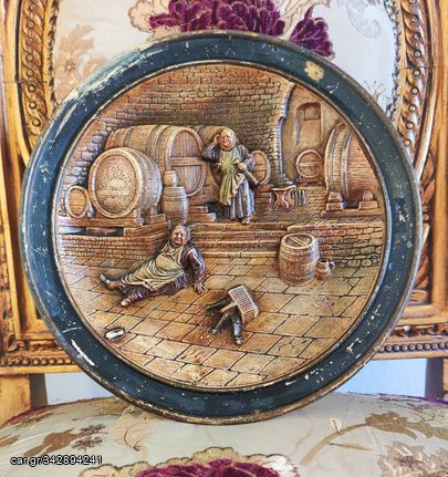 Παλαιό πιάτο τοίχου με θέμα κελάρι με βαρέλια κρασιού και οινοποιούς (πιθανότατα γερμανικό)