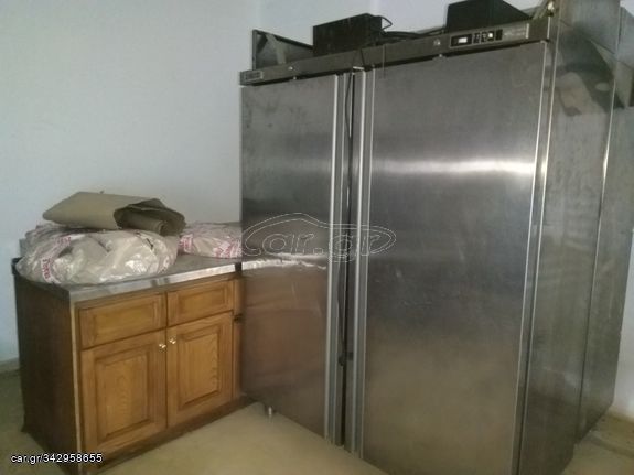 Ανοξείδωτο ψυγείο/καταψύκτης με δύο πόρτες. 