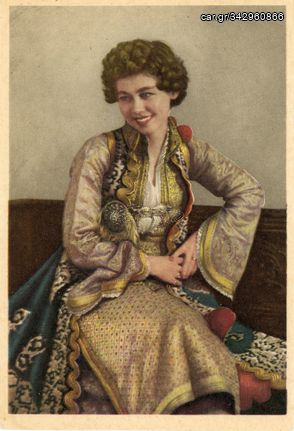 Καρτποσταλ (δεκ. 1950) Η Α. Μ. Βασίλισσα των Ελλήνων Φρειδερίκη με Εθνική Ενδυμασία (παραδοσιακή)