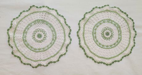 Σετ από 2 σεμεδάκια χειροποίητα σε σχήμα κύκλο, λευκό με πράσινο λαχανί χρώμα - λαϊκή οικοτεχνία - κεντήματα 
