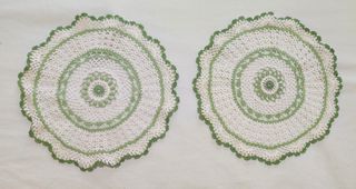 Σετ από 2 σεμεδάκια χειροποίητα σε σχήμα κύκλο, λευκό με πράσινο λαχανί χρώμα - λαϊκή οικοτεχνία - κεντήματα 