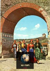 Καρτποσταλ (δεκ. 1970) Θεσσαλονίκη - Κεντρική πύλη ακροπόλεως - γυναίκες με παραδοσιακές φορεσιές