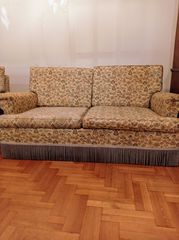 Πωλούνται καναπές και πολυθρόνα από ξύλο μασίφ σε πολύ καλή κατάσταση αγορασμένα από το Τριανόν.Ο καναπές πλάτους 152 cm,πλάτους και βάθους 80 cm. Η πολυθρόνα πλάτους 84 cm,ύψους και βάθους 80 cm