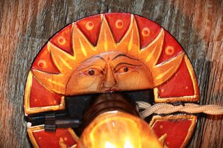 Φωτιστικό εποχής Λυχνία Αντίκ 2800 κέλβιν ατμοσφαιρικό κιτρινό φως χειροποίητη ξύλινη σκαλιστή βάση με σχέδια ΗΛΙΟΣ