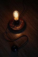 Φωτιστικό εποχής Λυχνία Αντίκ 2800 κέλβιν ατμοσφαιρικό κιτρινό φως χειροποίητη ξύλινη βάση σκακι
