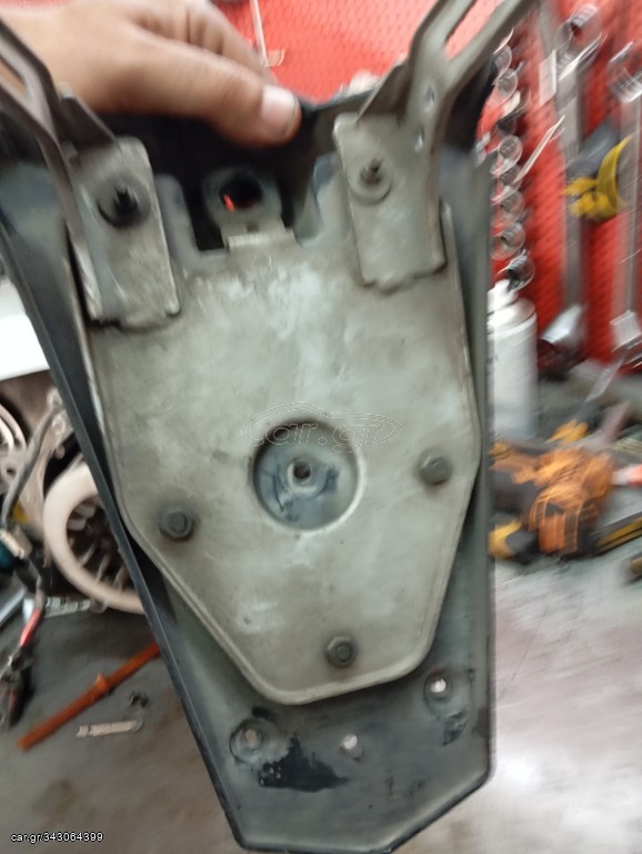 Φτερό πίσω με βάση από Gilera Nexus 300/500