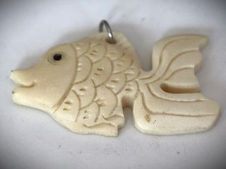 χειροποίητο tribal μενταγιόν κρεμαστό κορδόνι δερμάτινο σκαλιστό κόκαλο fish figure