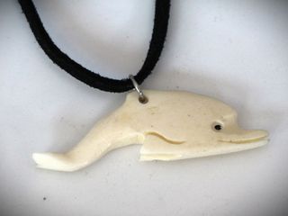 χειροποίητο tribal μενταγιόν κρεμαστό κορδόνι δερμάτινο σκαλιστό κόκαλο σχέδιο δελφίνι figure