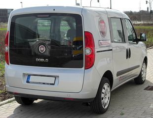 FIAT DOBLO (2009-2022) ΠΟΡΤΑ ΠΙΣΩ ΜΟΝΟΚΟΜΜΑΤΗ ΜΕ ΤΖΑΜΙ (ΓΝΗΣΙΑ)