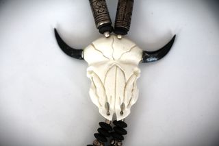 Χειροποίητο κρεμαστό απο σκαλιστό κόκαλο και ασημένιες μπάλες  Mενταγιόν USA buffalo κορδόνι σχέδιο cowboy
