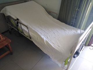 Νοσοκομειακό ηλεκτρικό κρεβάτι πλήρως ρυθμιζόμενο με τηλεχειριστήριο