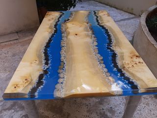 Τραπέζι νέας τάσης, με υγρό γυαλί διακοσμημένο με κοχύλια ξύλο και πέτρες διαστάσεων 96x64cm.