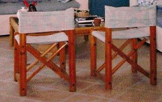 2 ξύλινες σκηνοθετη και τραπέζι μπαμπου