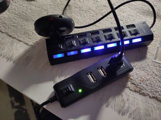 Πωλούνται 4 USB Hubs + Φακός LED 800 LUMENS + Φορτιστής μπαταριών IKEA